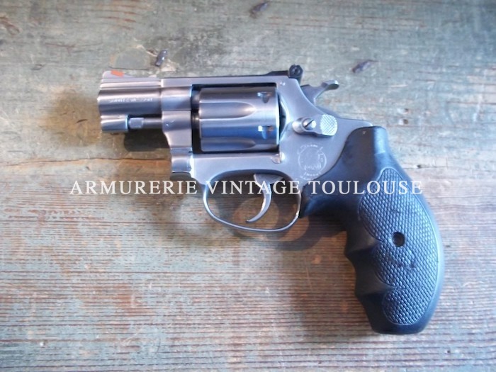 Rare et séduisant petit revolver Smith et Wesson inox en 2 pouces calibre 22 L.R. type 63/3!