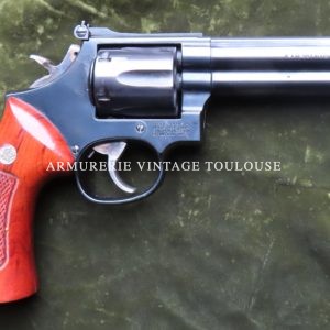 Beau revolver Smith et Wesson 586 canon de 6 pouces calibre 357 Magnum crosse bois vernis et quadrillé